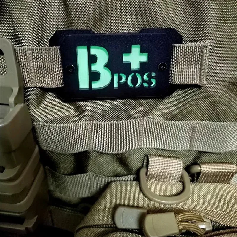 Tira de reconocimiento luminoso tipo sangre, insignia reflectante de paraguas, mochila al aire libre, hebilla, Parche de expansión de personalidad, DIY - imagen 4