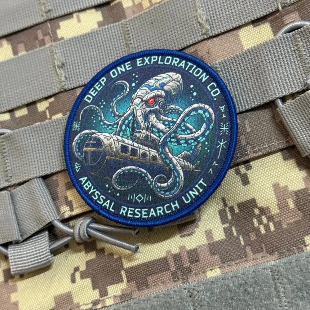 Parche táctico Abyssal con pulpo gigante y velcro para mochila - imagen 4