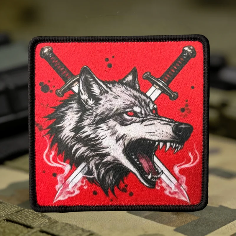 Parche táctico de lobo con espadas dobles, gancho y bucle