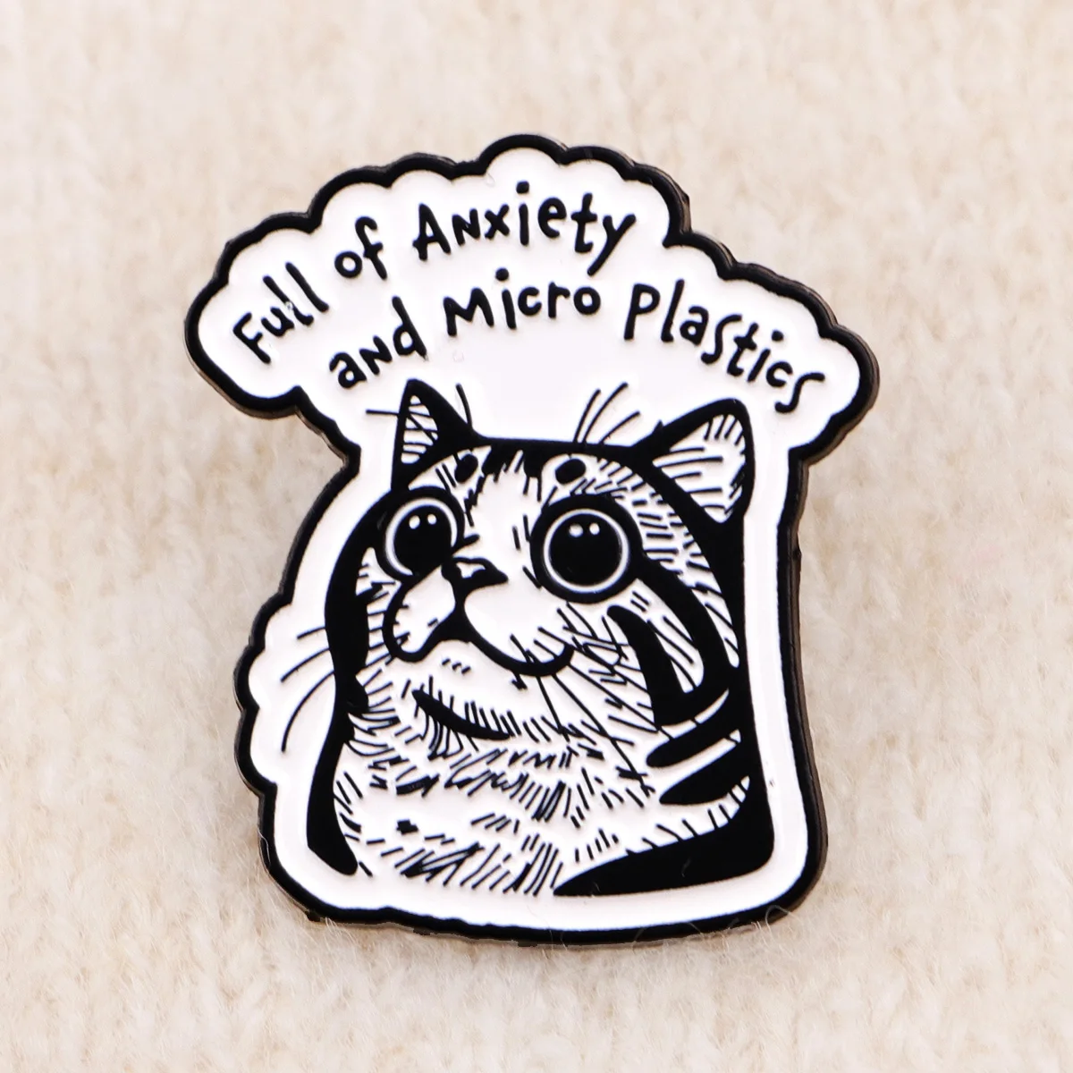 Pin de solapa esmalte gato humorístico – Ansiedad y microplásticos - imagen 4
