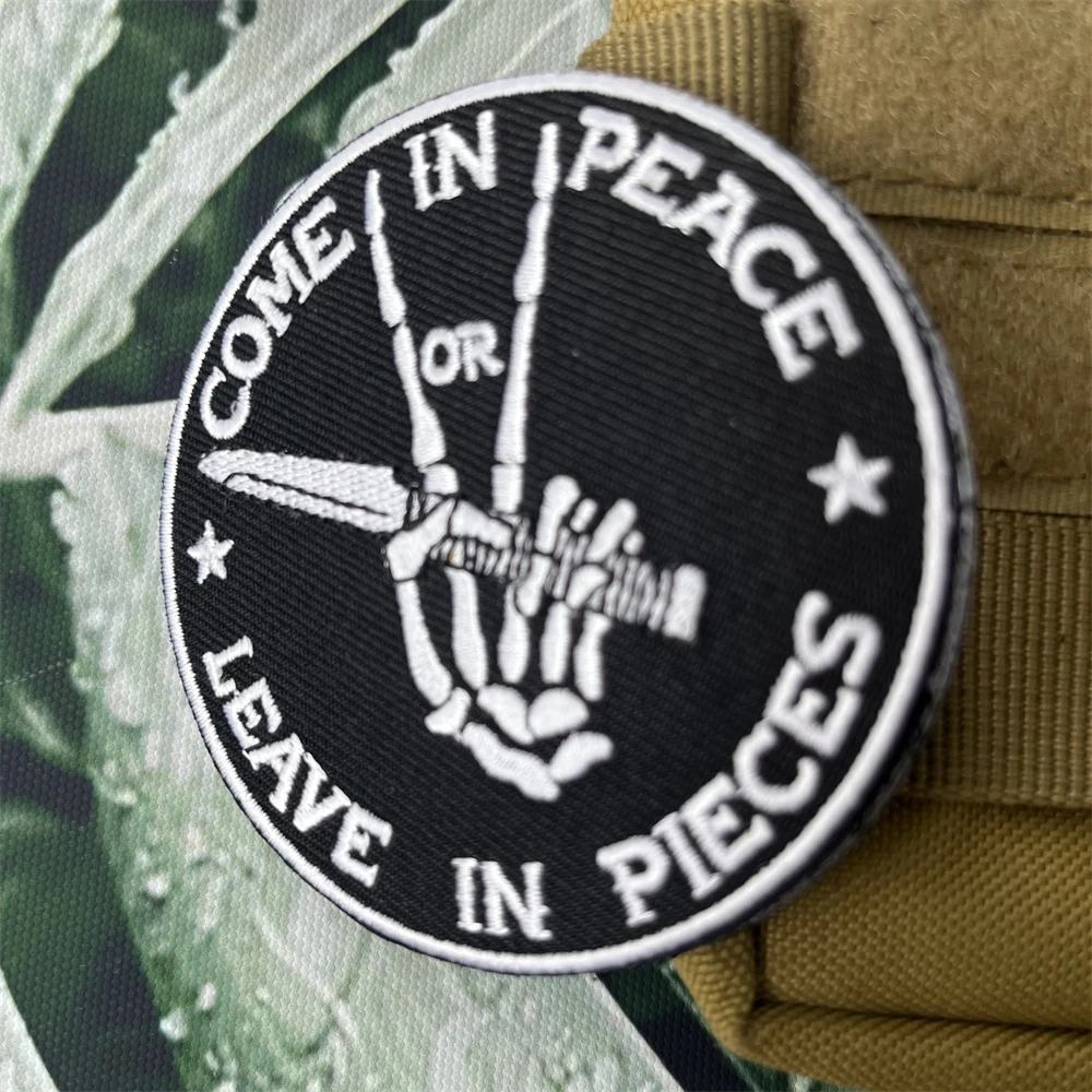 Parches de insignia de moral de Humor oscuro, pegatinas bordadas de gancho y bucle, mochila táctica, ven en paz o deja en piezas - imagen 2
