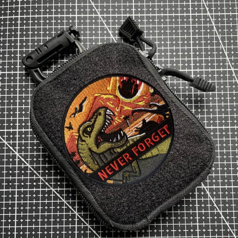 Parche de dinosaurio nunca olvides, insignia de moral táctica, bordado militar, gancho y bucle, mochila, decoración de ropa, pegatina, brazalete - imagen 3
