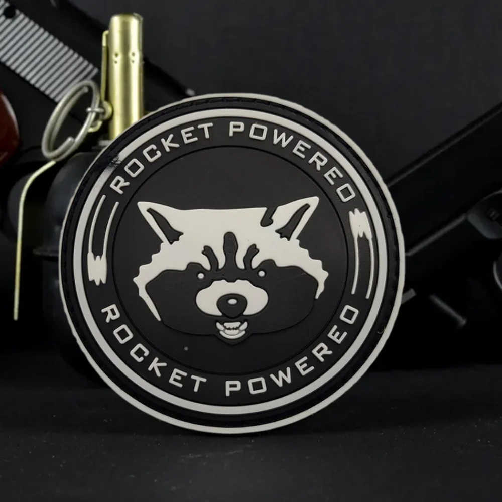 Insignia de moral alimentada por cohete de dibujos animados, parche de PVC, cabeza de mapache luminosa táctica, gancho militar y bucle, mochila, sombrero, accesorios, pegatina - imagen 2