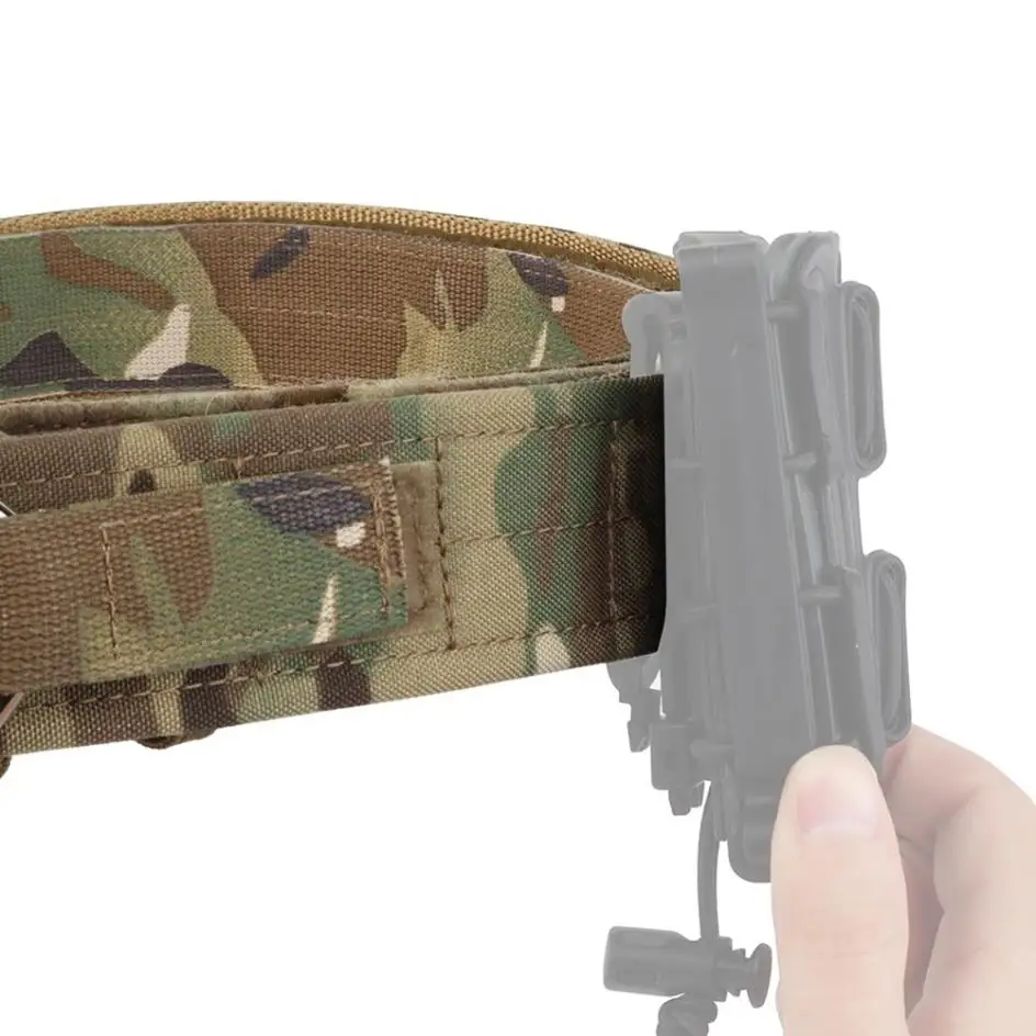 Una persona sostiene un cinturón negro y marrón