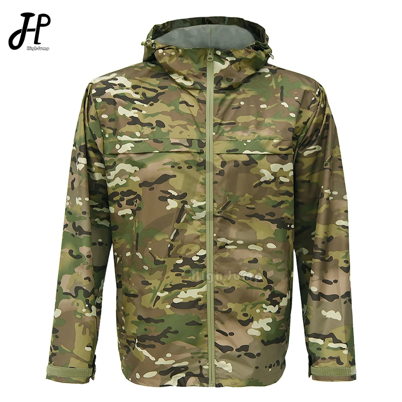 Una chaqueta de camuflaje colgando de una percha