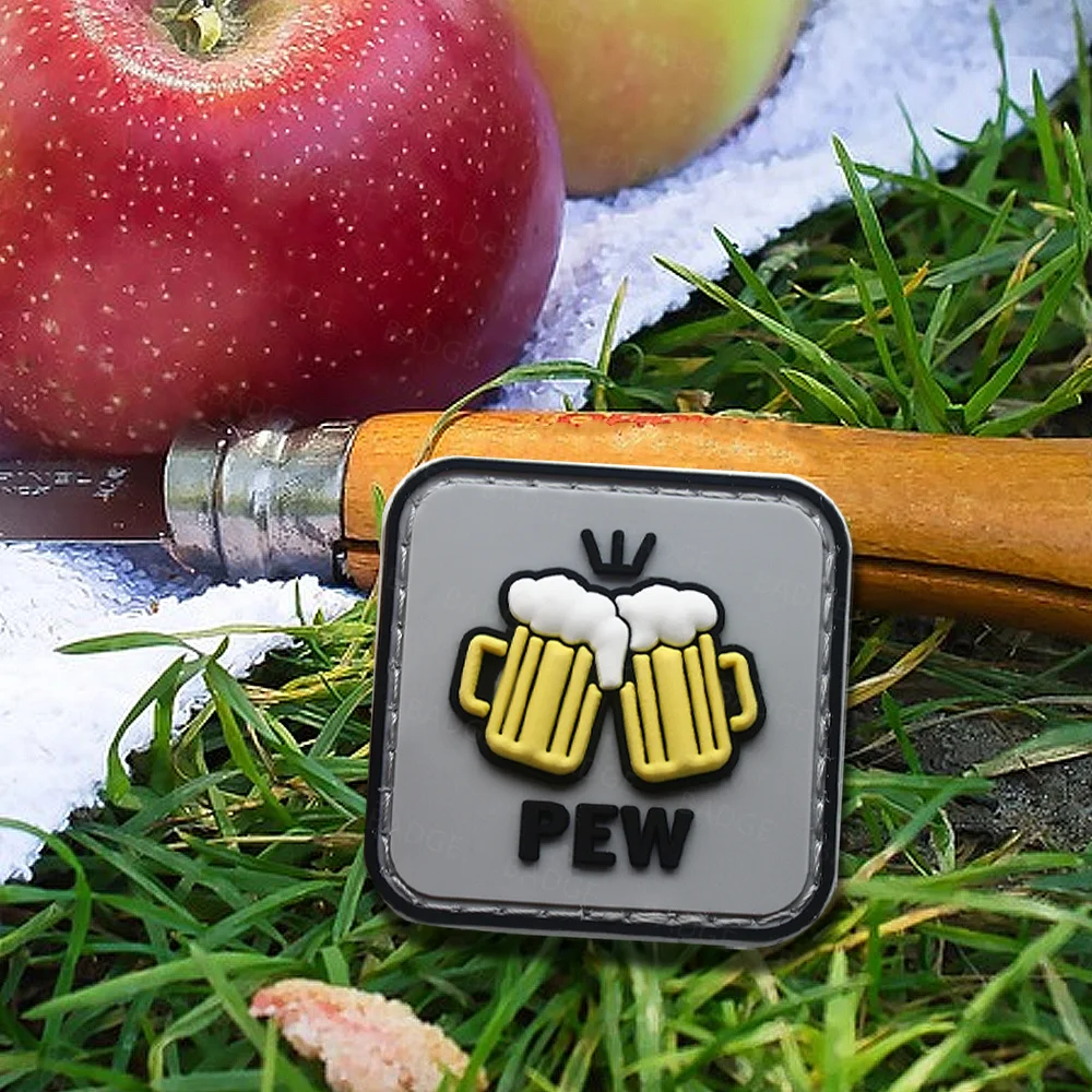 Parche bordado de PEW, emblema inspirado en el Humor, insignia táctica, sombrero de engranaje, cerveza, batido de manos, mochilas - imagen 2