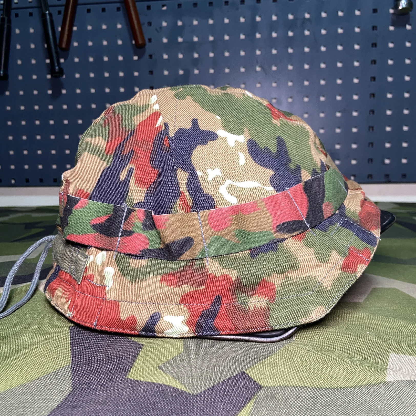 Tela de cubierta de casco de camuflaje manchado de sangre suiza para casco de acero M71/casco de acero M18 - imagen 2