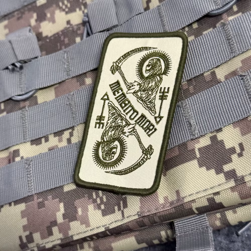 Parche táctico bordado Memento Mori con velcro para MOLLE - imagen 4