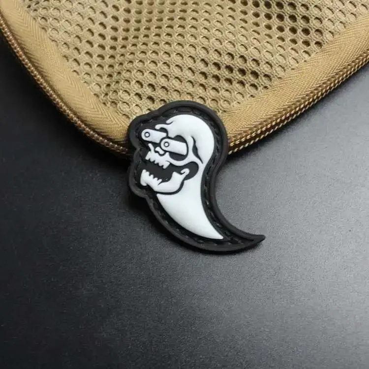 Insignias de moral de calavera en blanco y negro, pegatina de decoración de mochila, brazalete de camuflaje, Parche de aro de PVC, Tai Chi, Yin Yang, fantasma - imagen 3