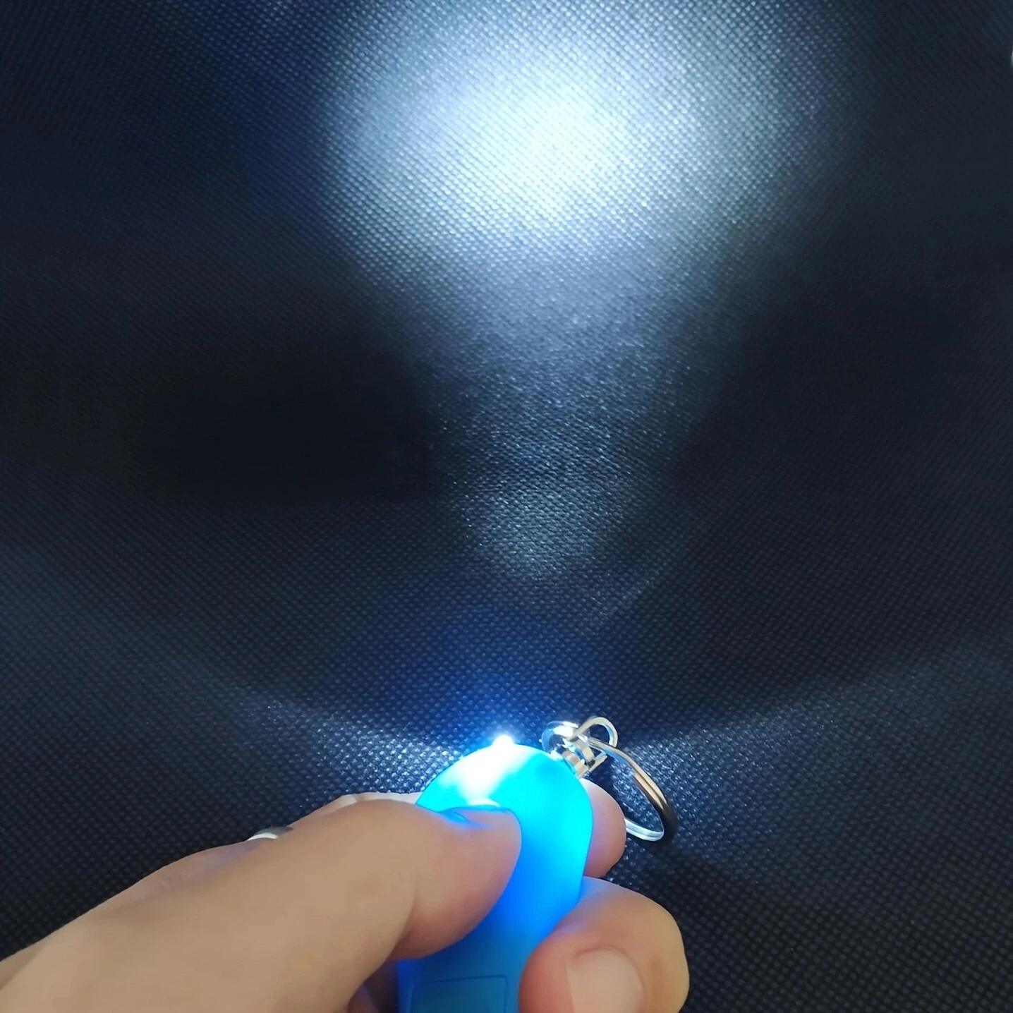 Llavero linterna LED con silbato para camping y emergencias - imagen 2