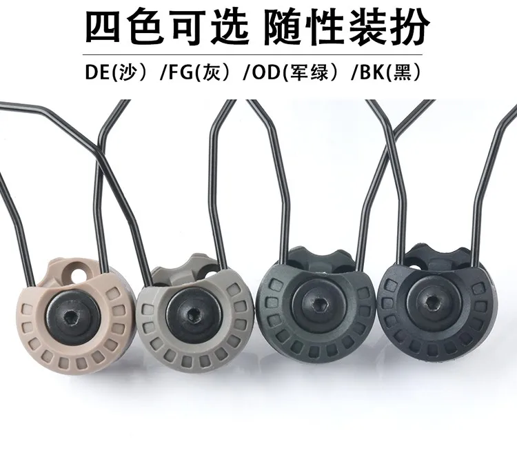 Una fila de cuatro cables negros con fondo blanco