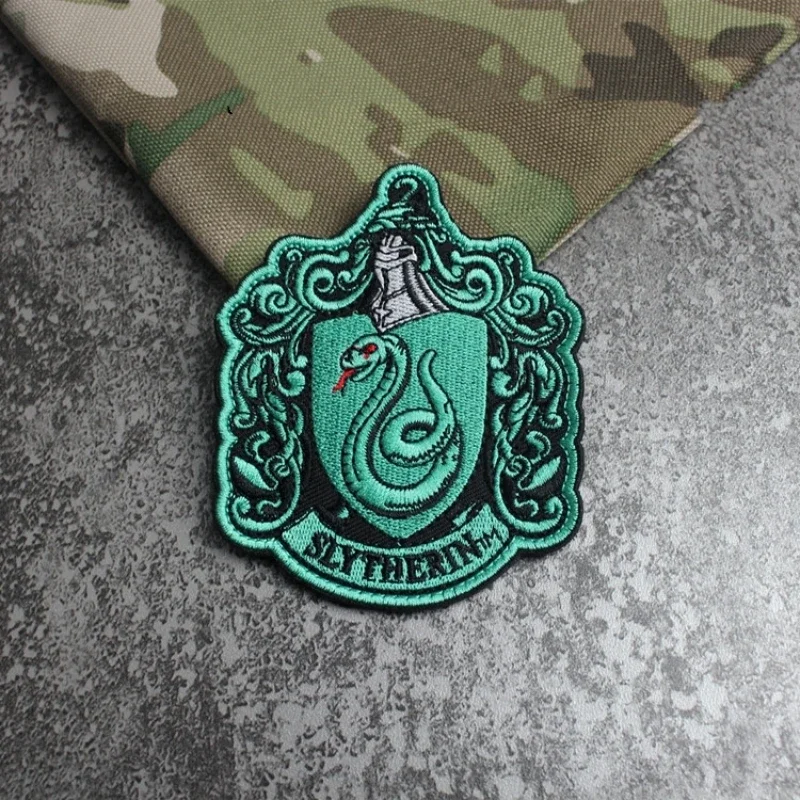 Parches de gancho y bucle de León, tejón, águila y serpiente, cuatro emblemas de la Universidad Mayor, parches bordados, mochila táctica, emblema adhesivo termoadhesivo - imagen 2