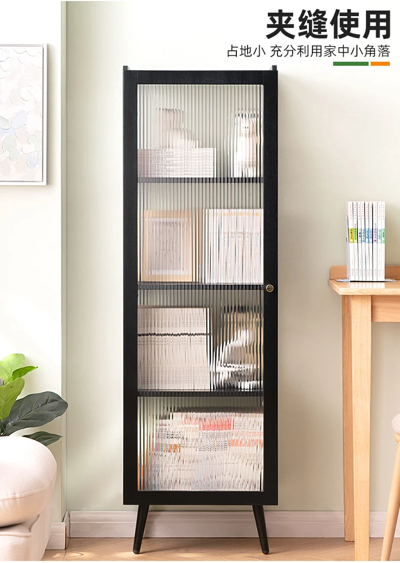 Una estantería negra con puerta de vidrio y un inodoro blanco en el fondo