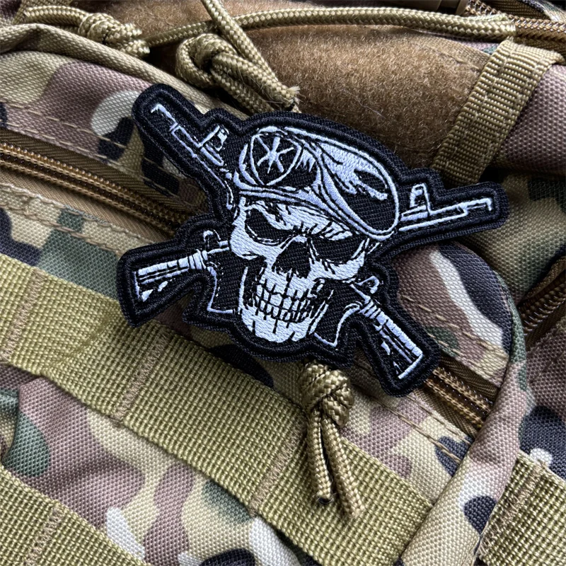 Parche táctico bordado calavera y pistolas con gancho-bucle - imagen 3