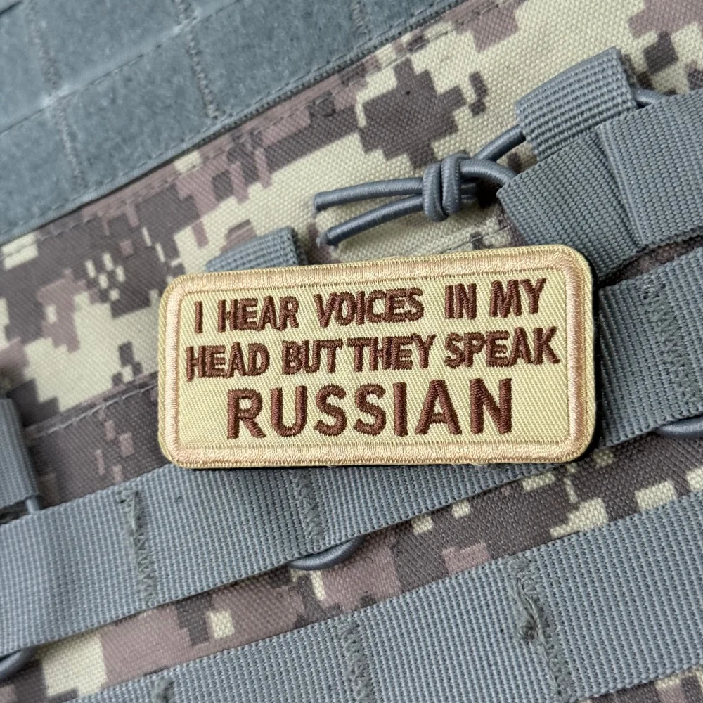 Parche táctico de moral "I Hear Voices in My Head and They Speak Russian", pegatina para mochila militar, parches bordados con gancho - imagen 4