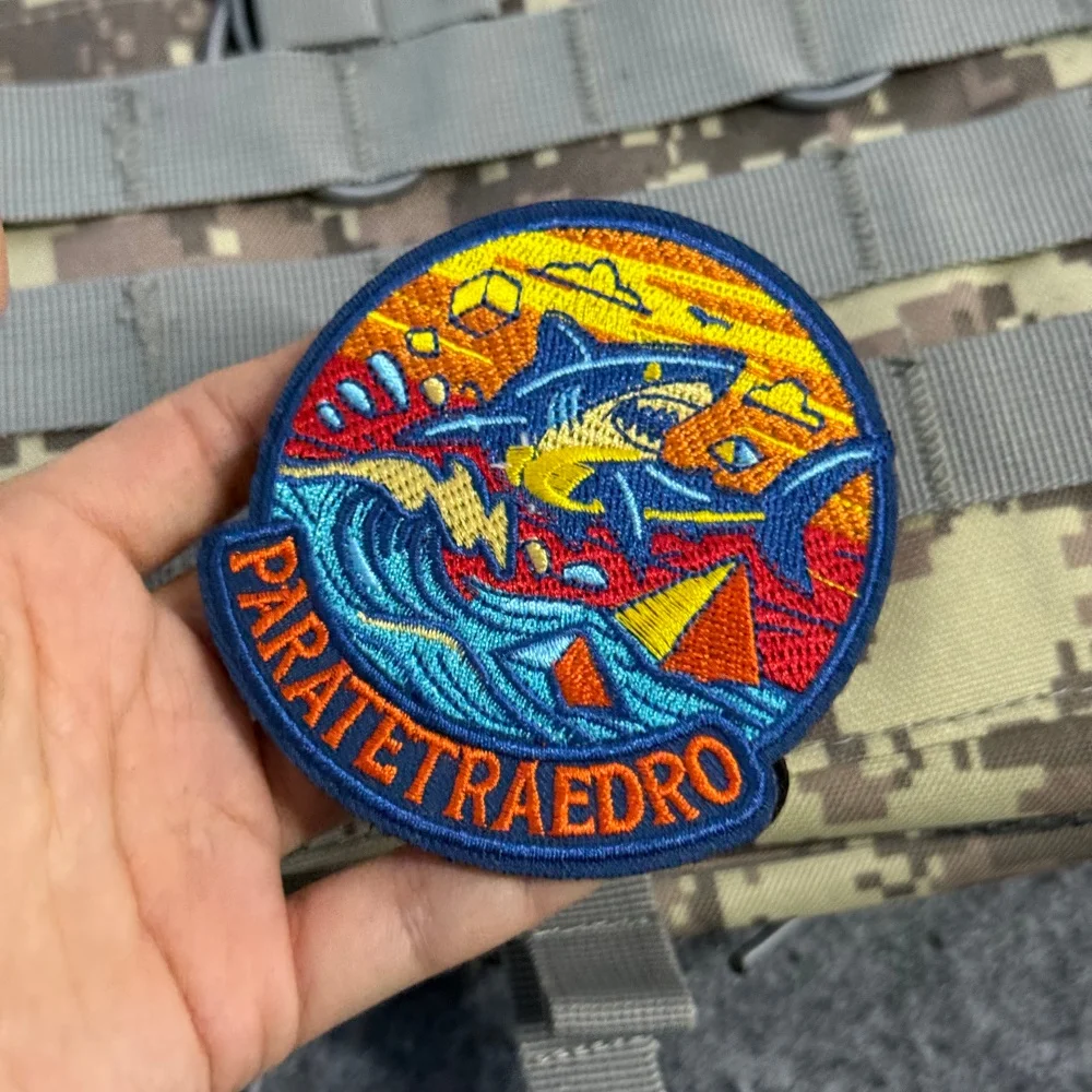 Parche táctico bordado Chevron tiburón – Velcro para uniforme militar - imagen 3
