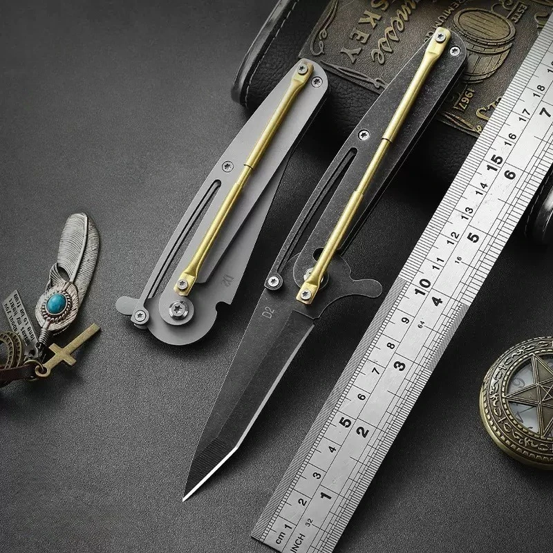 Cuchillo plegable en la mano para apreciar tamaño