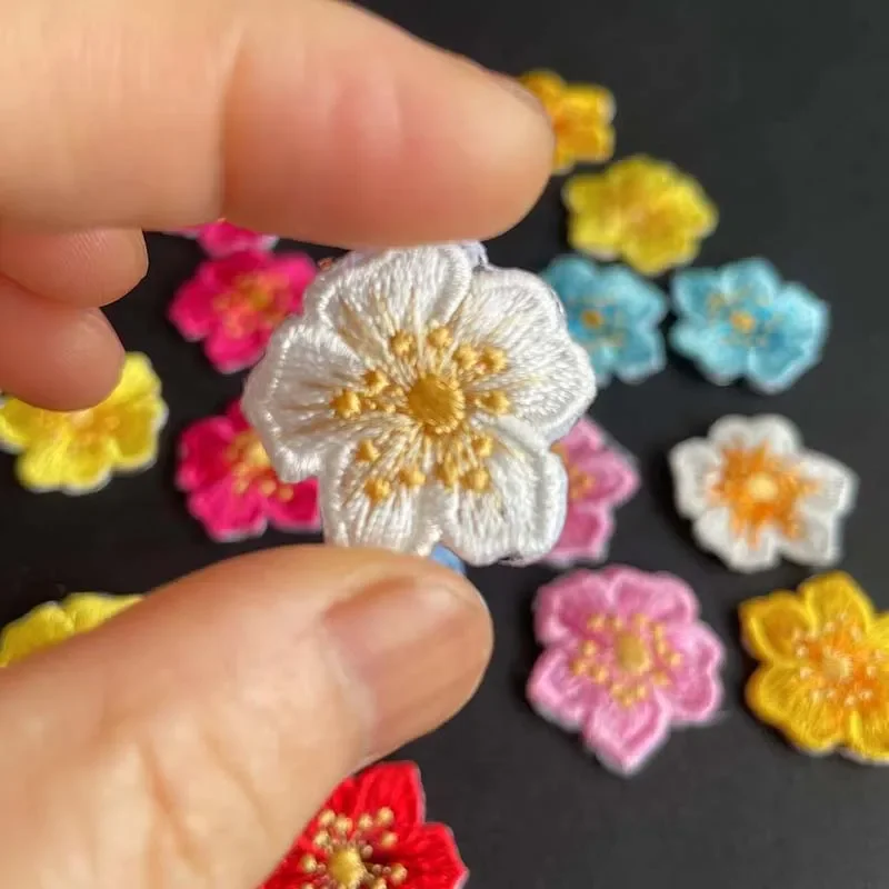 10 unidades/2,5 CM apliques florales parches para planchar, Mini parche bordado de flores de tela termocollant para ropa, chaqueta, pegatina de reparación - imagen 5