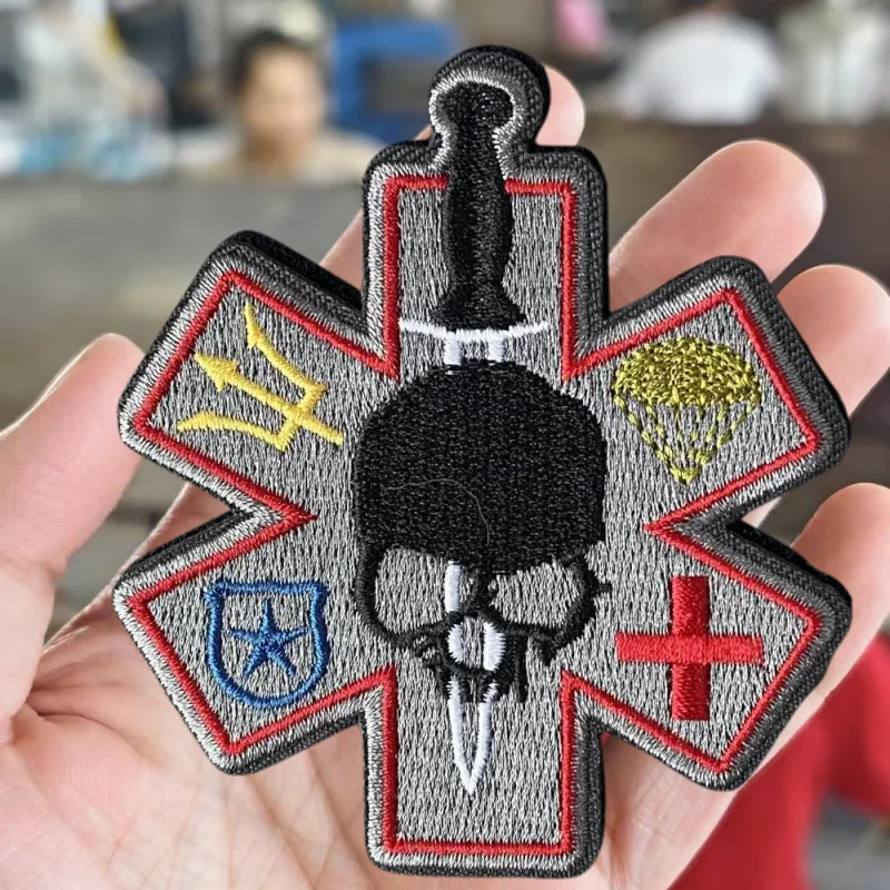 COMBAT MEDIC parche bordado cráneo chaleco táctico gancho y bucle insignia de moral mochila pegatina decorativa brazalete parches para ropa - imagen 5