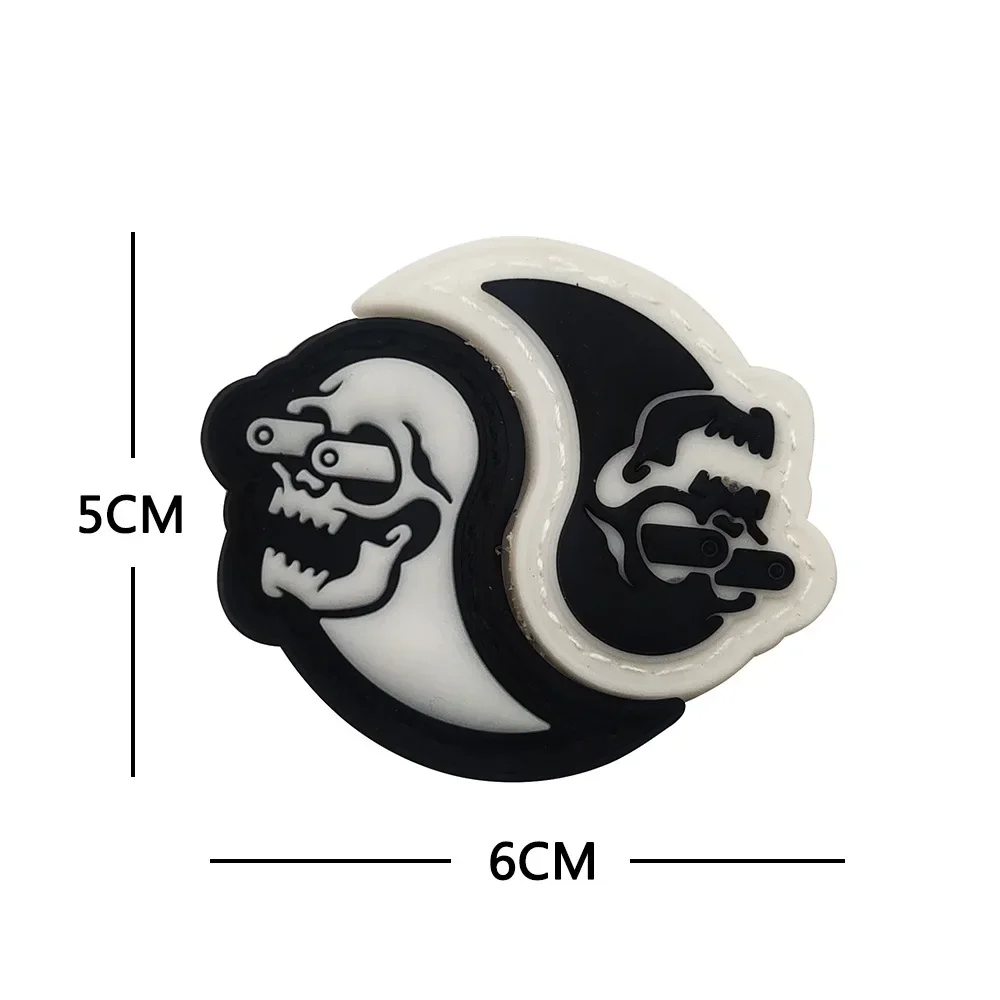 Insignia de moral fantasma de cabeza de calavera en blanco y negro, Parche de gancho y bucle de PVC 3D, pegatina de decoración de mochila, brazalete táctico, Tai Chi, Yin Yang - imagen 3