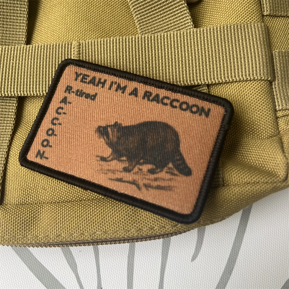 Parche con insignia de moral cansada, sí, soy un mapache, brazalete militar táctico, parches de gancho y bucle impresos, pegatina para mochila de ropa - imagen 3