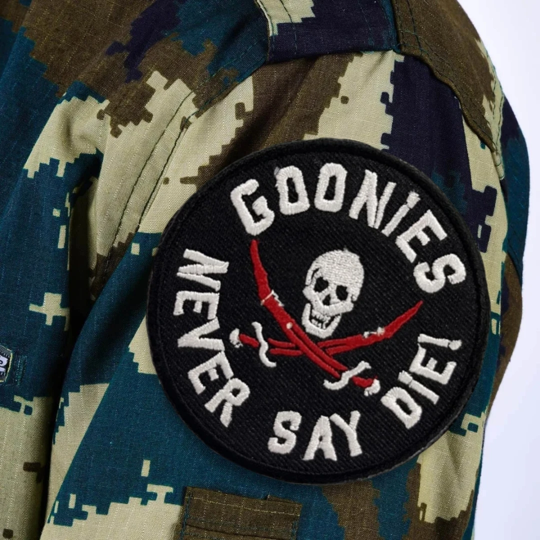 Goonies Never Say Die, insignia de moral, parche táctico con calavera pirata, mochila militar, parches de gancho y bucle bordados, pegatina impresa