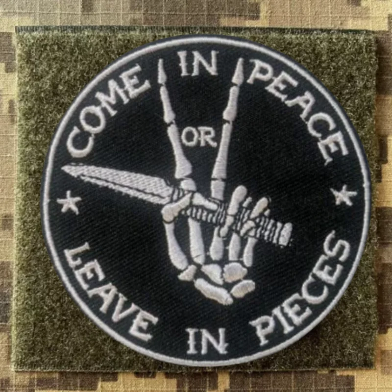 Ven en paz o deja en piezas, Humor oscuro, moral, parches tácticos, Punk, bordado, gancho y bucle, insignia militar, pegatinas para mochila