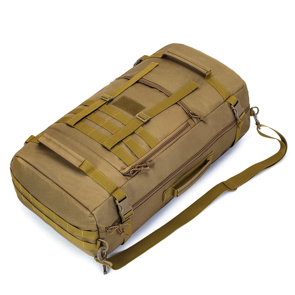 Una mochila bronceada con una correa verde