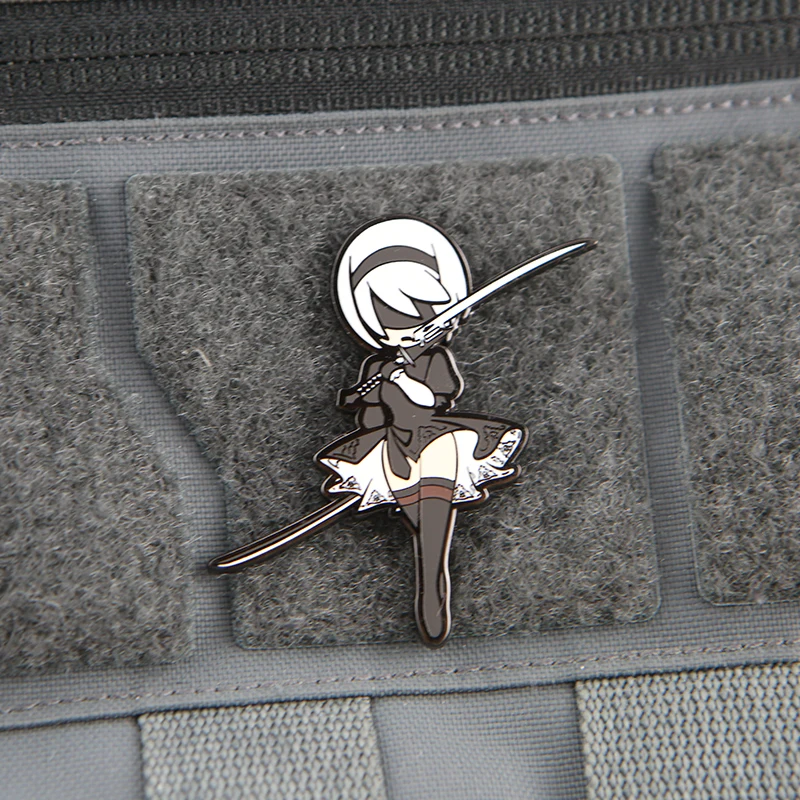 Paquete de chica joven insignia de moral Nier Machinery Era 2B dibujos animados de Metal creativo y encantador parche de gancho y bucle bolsa pegatinas tácticas - imagen 4