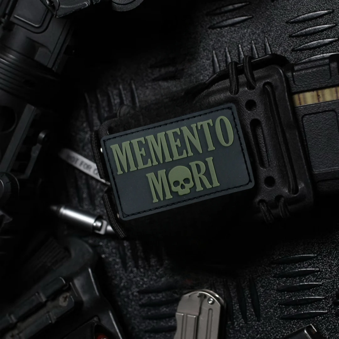 Parche "Memento Mori", insignia de moral táctica que brilla en la oscuridad, pegatina para mochila, parches de PVC con calavera para ropa, brazalete militar - imagen 3
