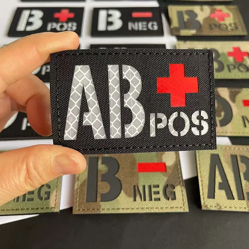 IR reflectante sangre tipo A B AB O NEG POS emblemen brazalete pegatinas, insignias tácticas gancho y bucle parche que brilla en la oscuridad en la mochila - imagen 5