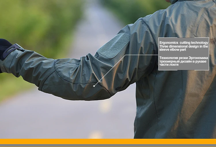 Un hombre que lleva una chaqueta verde con una etiqueta