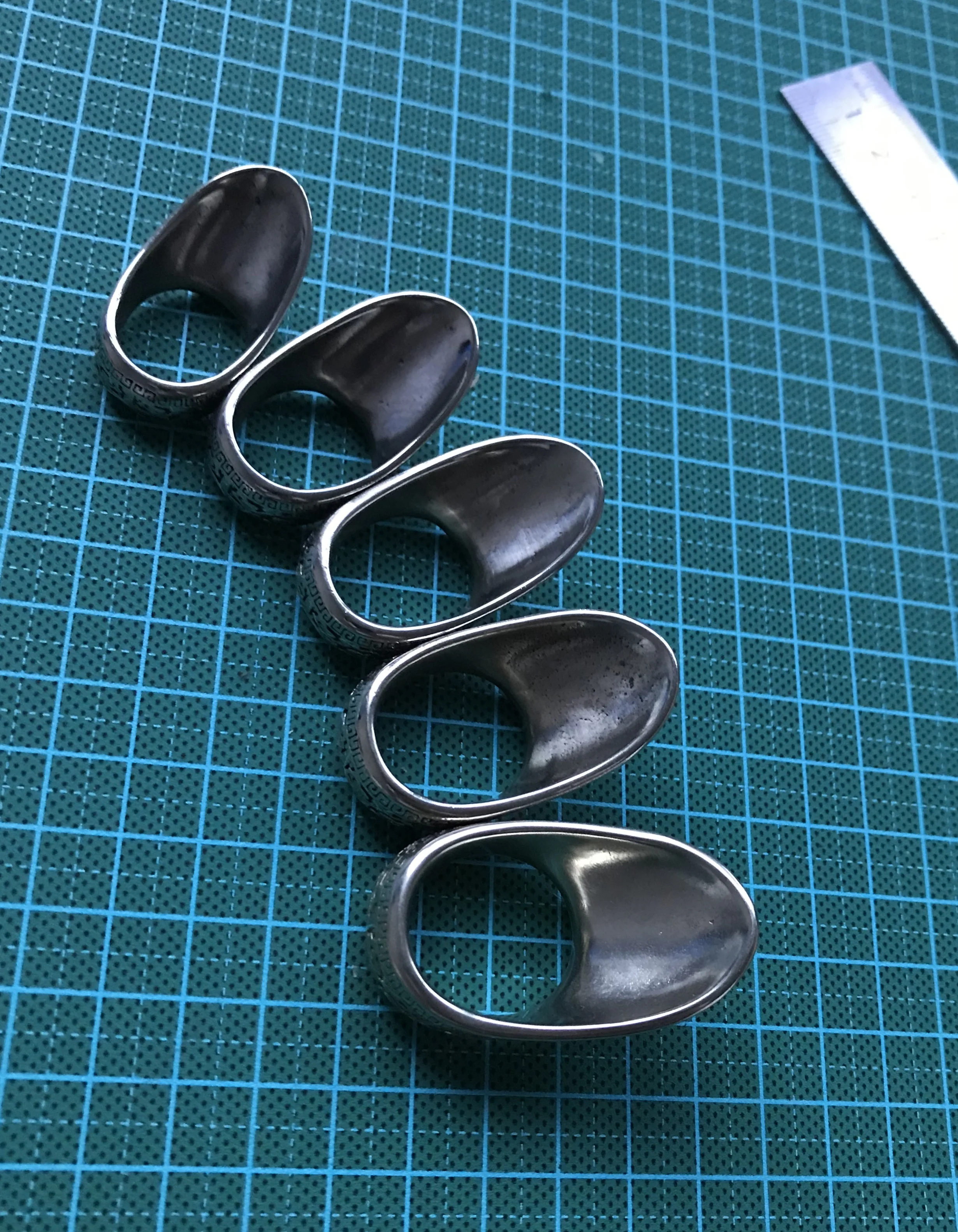 Equipo protector tradicional del arco del anillo del pulgar del tiro con arco al aire libre, anillo blanco de la nudillo de cobre - imagen 4