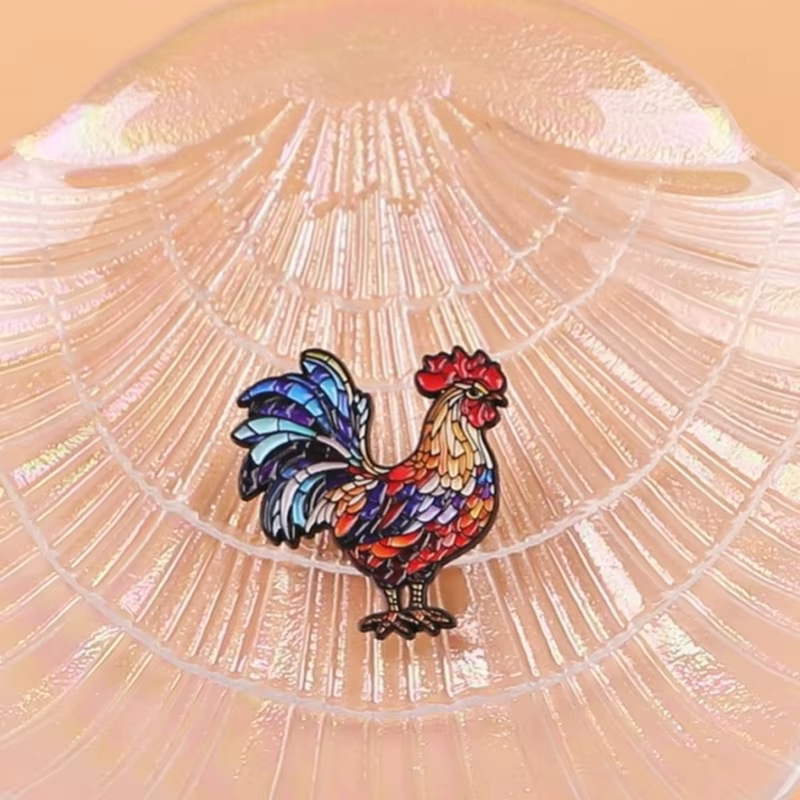 Pin esmaltado gallo colorido – Broche para solapa, chaqueta o mochila