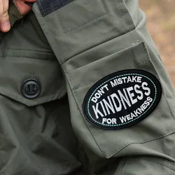 NO CONFIARÁS EN LA AMABLEZ SI NO ES POR FUERZA, Insignia Táctica de Moral, Brazalete Militar, Parche Bordado con Gancho y Bucle, Pegatinas para Mochila y Chaleco