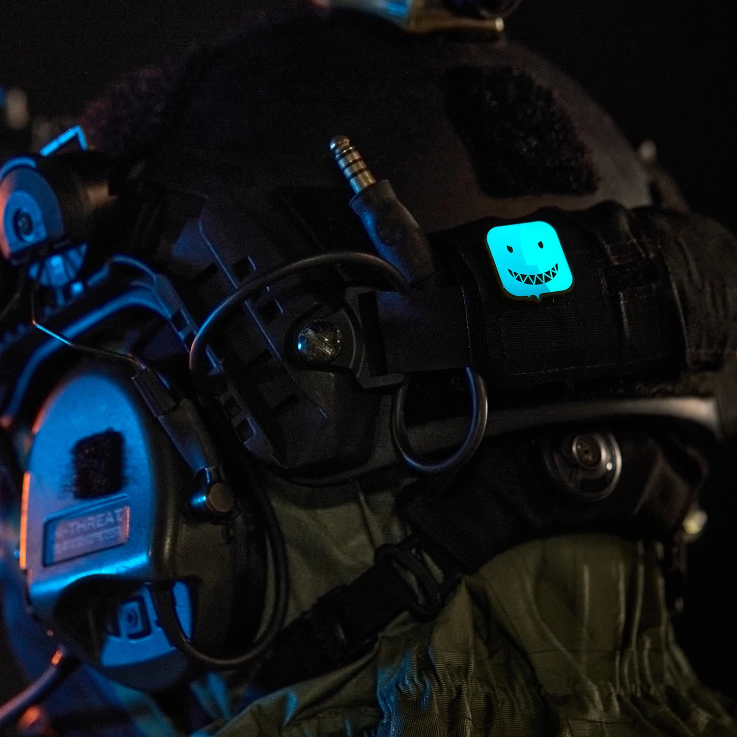 Parche luminoso de Robot sonriente, Mini insignia táctica de Metal, brazaletes militares funcionales para exteriores, bolsa de ropa decorativa con gancho - imagen 4