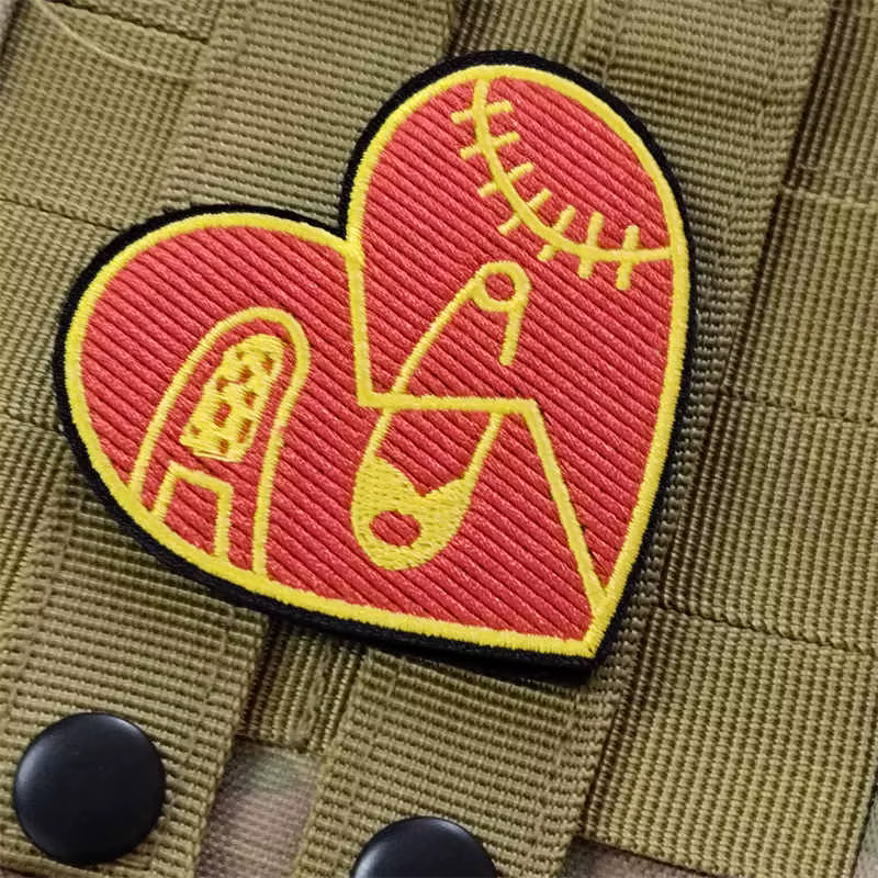 Parche táctico velcro corazón dañado – Insignia moral militar - imagen 5