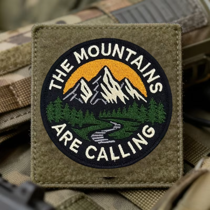 Parche táctico bordado Las Montañas Llaman con velcro para mochila - imagen 5