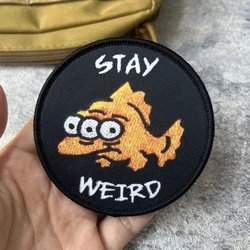 Parche moral táctico STAY WEIRD con velcro para mochila