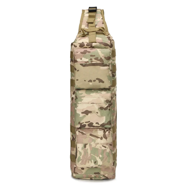 Una bolsa de camuflaje con una correa negra