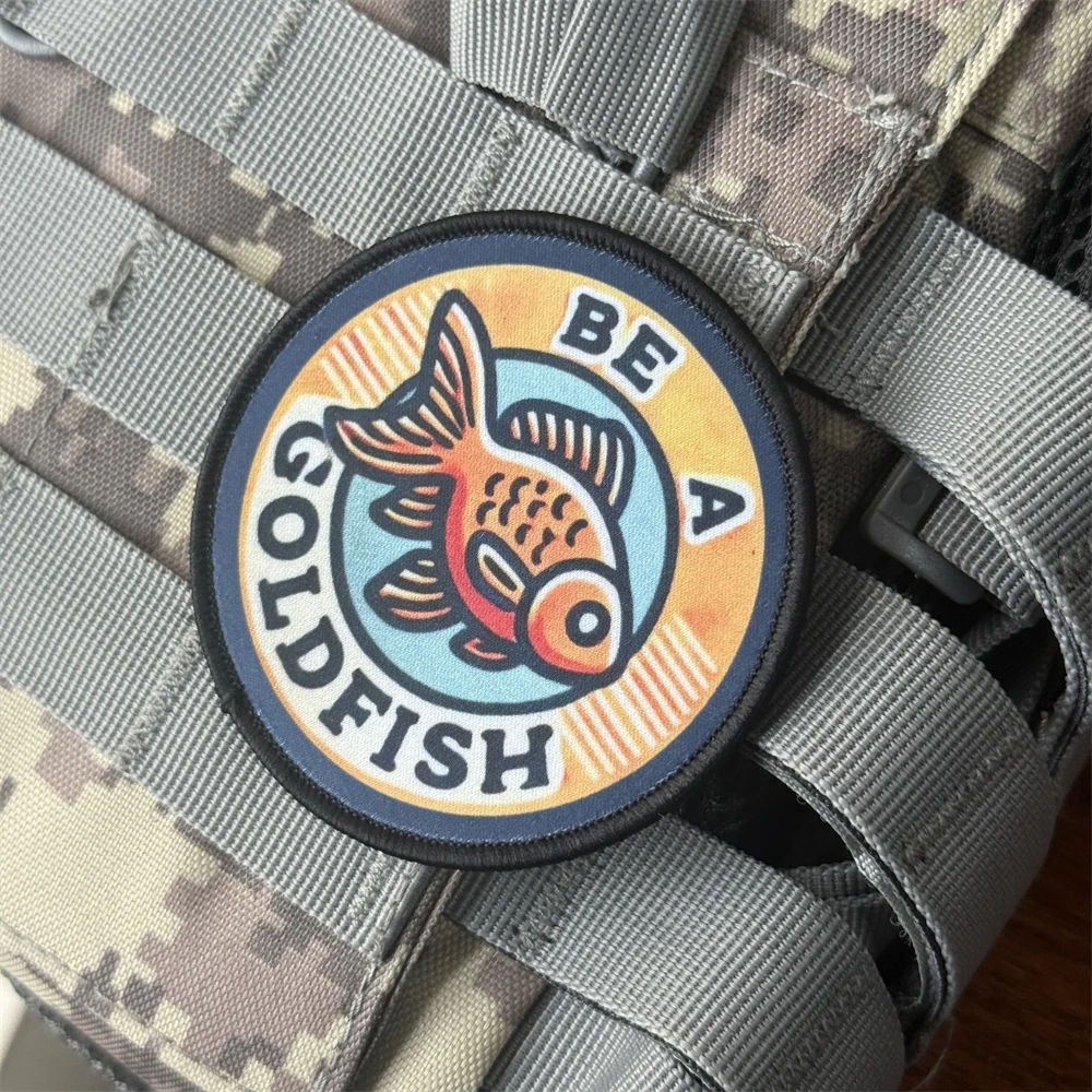 Parches de insignia de moral táctica Be A Goldfish, brazalete del ejército militar, parche de gancho y bucle impreso, pegatina para mochila para ropa