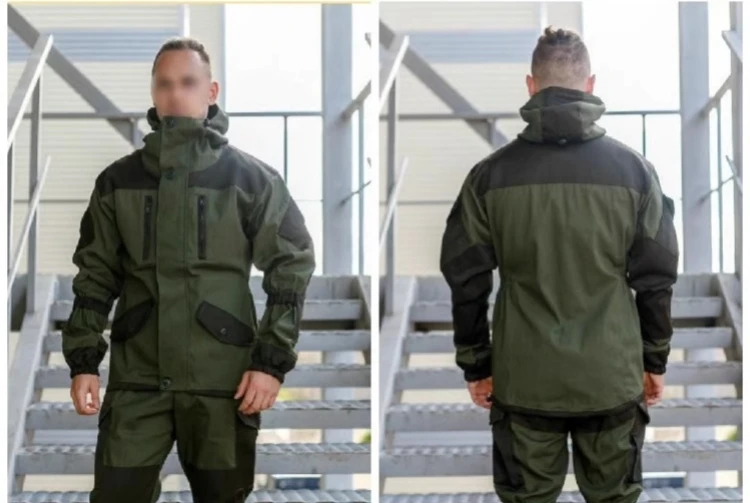 Un hombre que lleva una chaqueta negra con capucha encendida