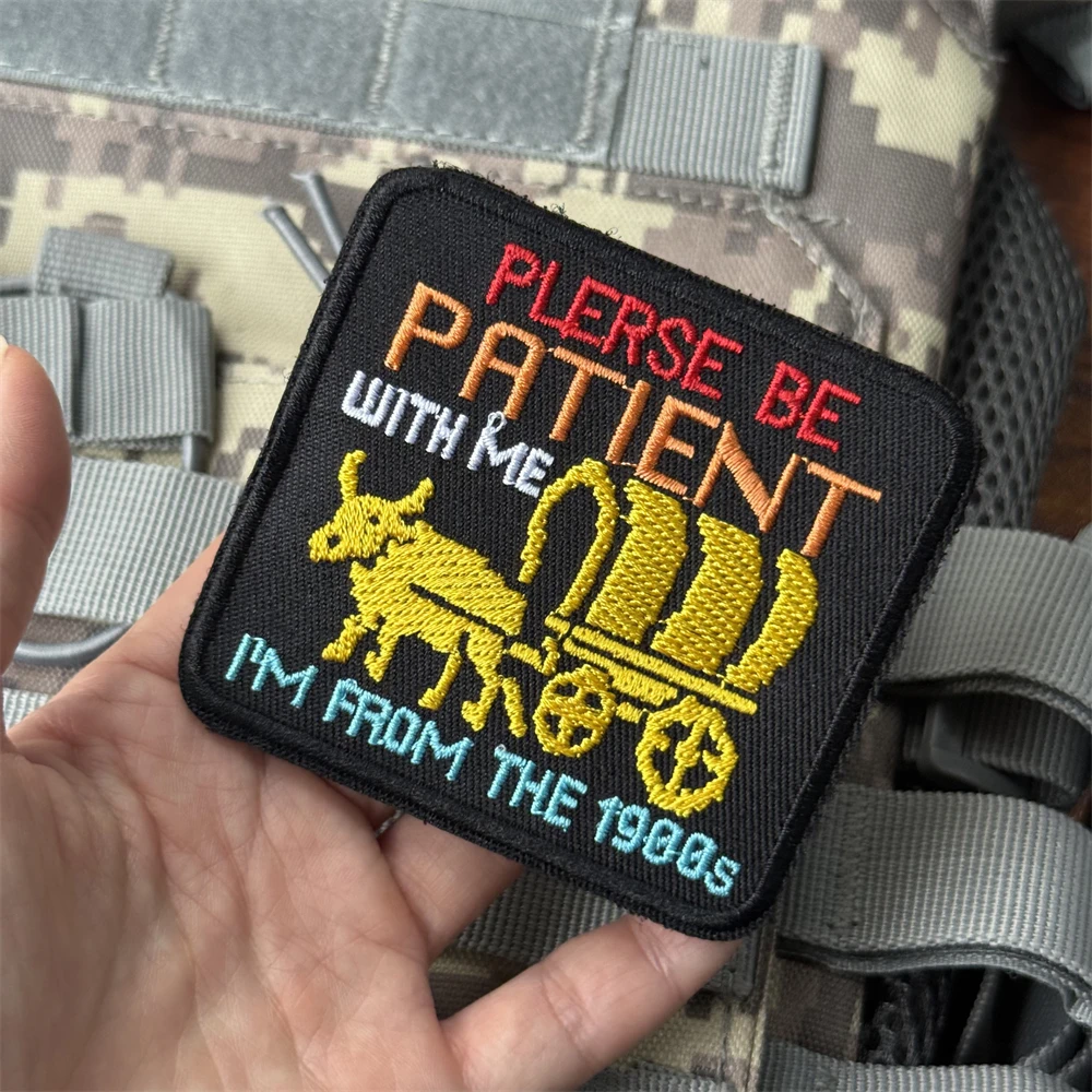 Parche con cita divertida "Sea Patient with Me Im From The 1900", insignia moral táctica, parches con gancho bordado para ropa - imagen 5