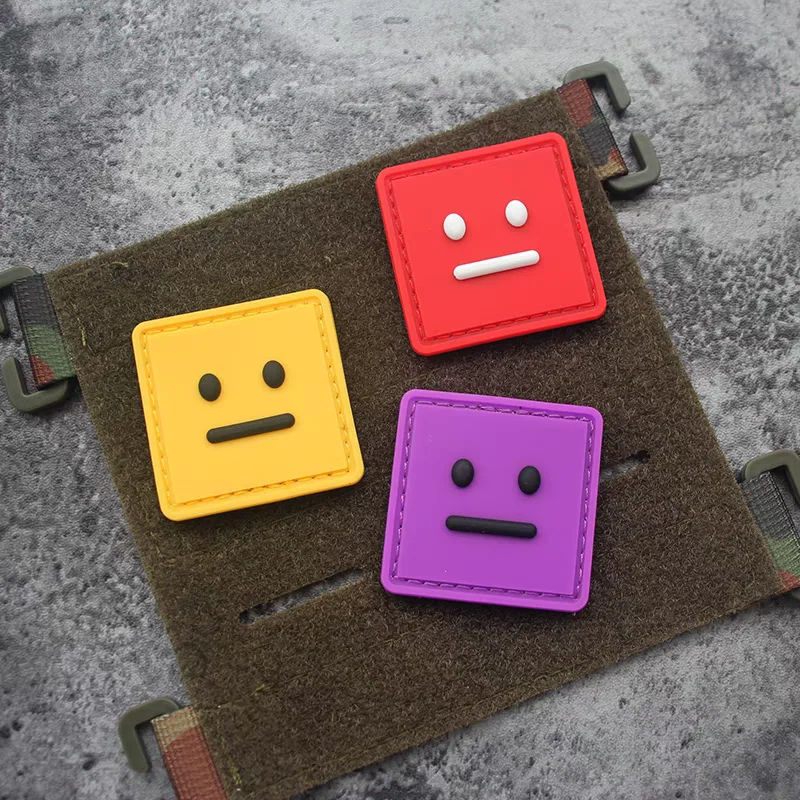 Lindo Robot 3D PVC luminoso parche de goma suave con gancho cuadrado expresión brazalete para decoración de bolsas de ropa DIY al aire libre - imagen 5