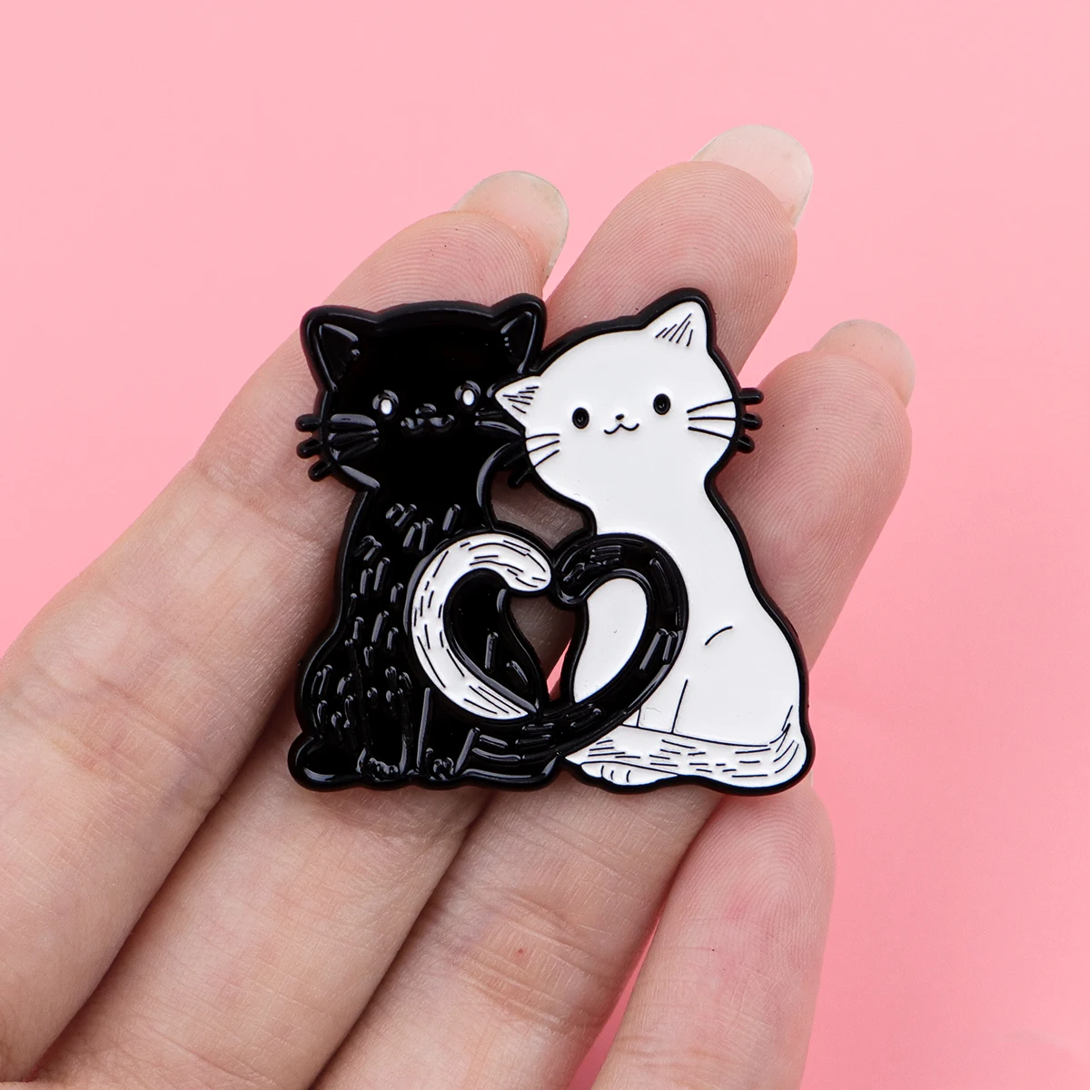 5 uds lindo gato blanco y negro esmalte Pin solapa Pin dibujos animados pareja broche conjunto alfileres de Metal mochila sombrero insignia Accesorios - imagen 3