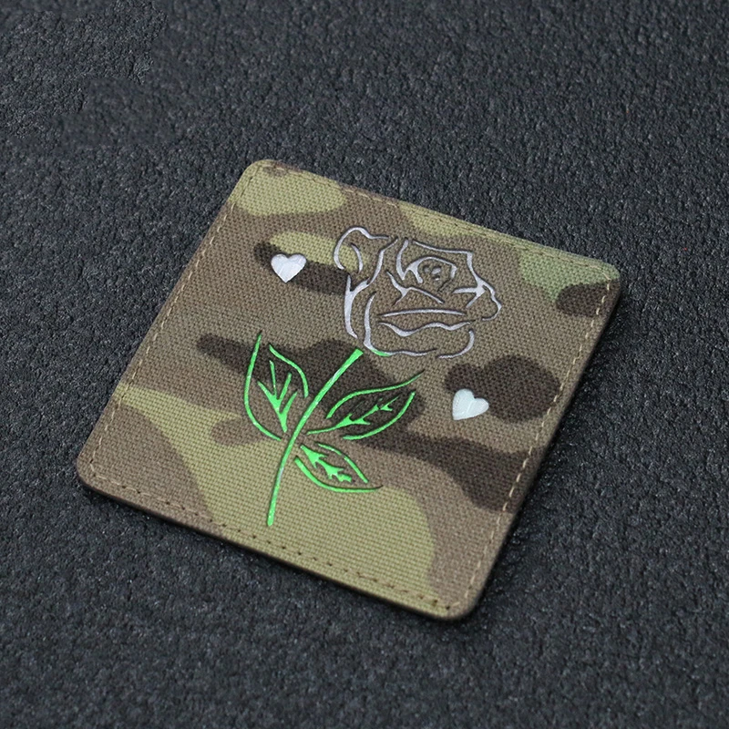 Brazalete de nailon de camuflaje con parche reflectante de rosas tácticas para decoración de ropa y mochila - imagen 2