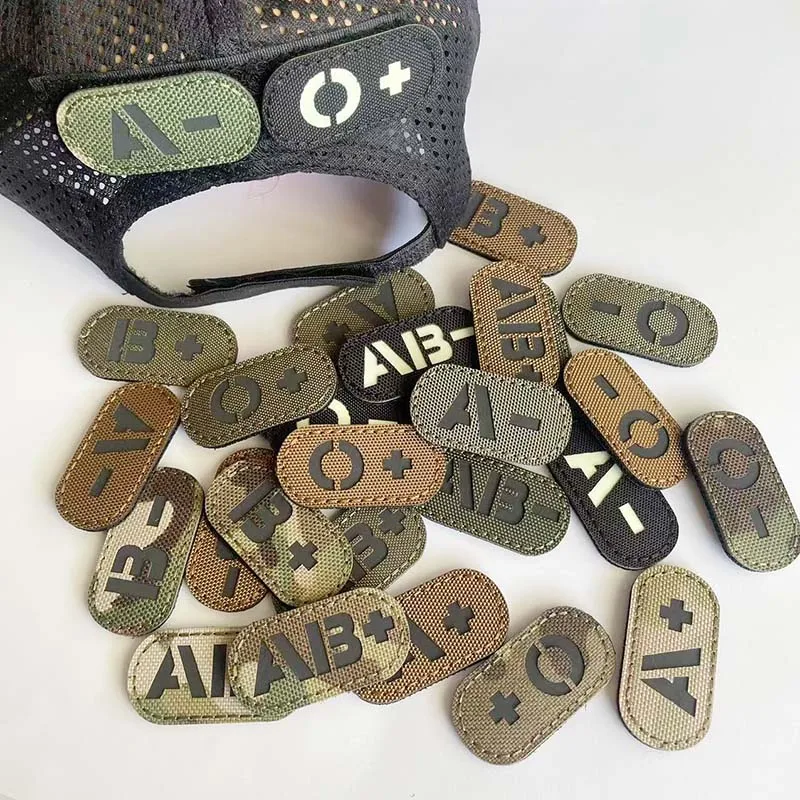 5*2,5 CM IR reflejo sangre tipo A B AB O POS NEG embleem parches de gancho y bucle, insignias tácticas pegatinas de ropa que brillan en la oscuridad - imagen 2