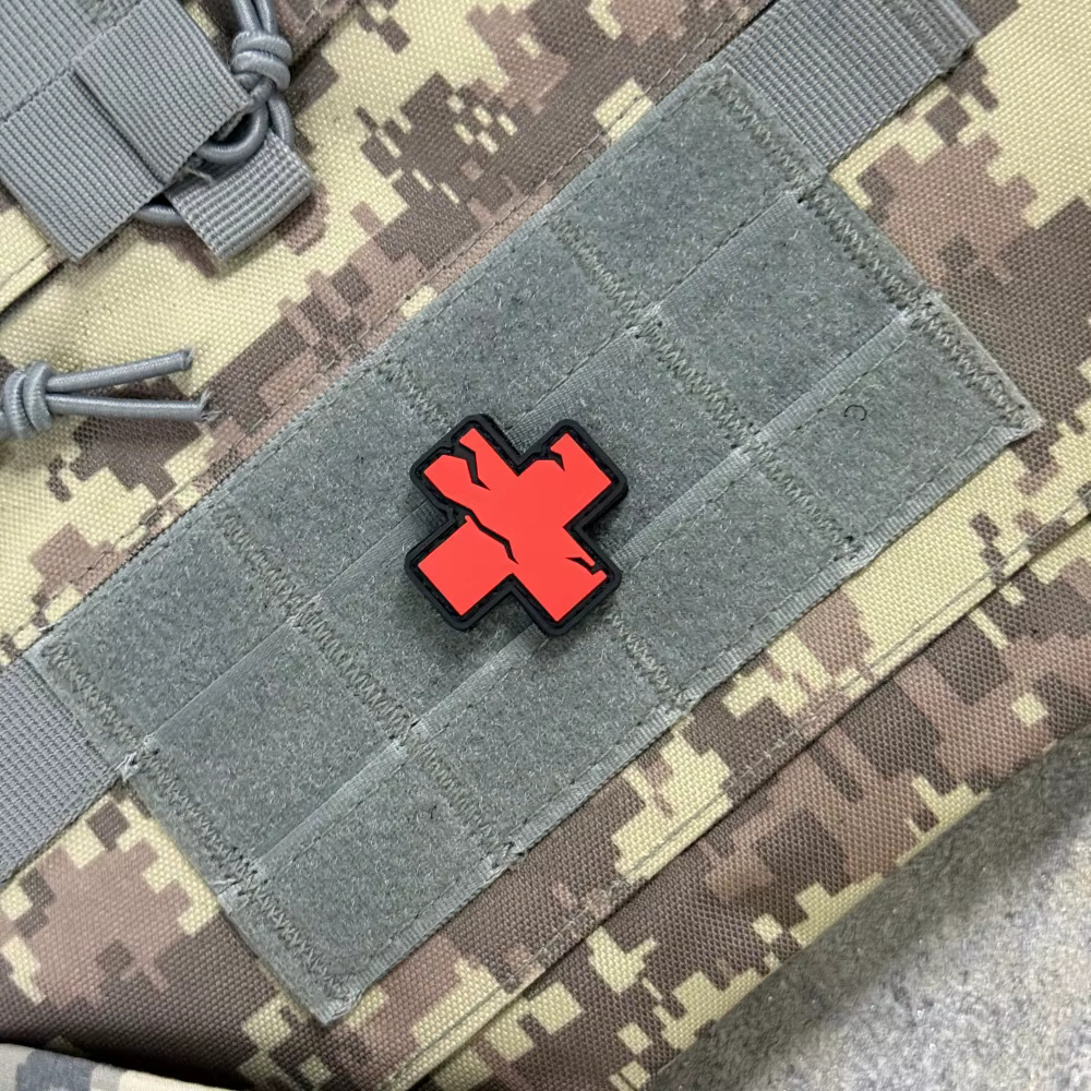 Parche táctico Cruz Roja agrietada PVC adhesivo anti-desgaste