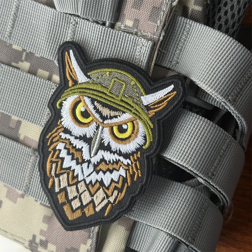 El búho usando un casco Chevron Morale parche táctico militar bordado gancho y bucle parches para ropa mochila pegatina - imagen 5