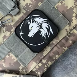 Parche táctico lobo blanco con gancho MOLLE para mochilas y exterior